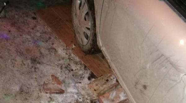 Român, zdrobit de mașina sub care lucra