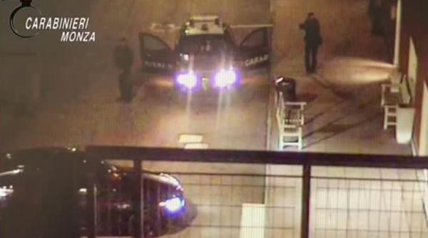 Italia. Român furios, înarmat cu o macetă, a speriat trecătorii în parcarea unui centru comercial din Monza 