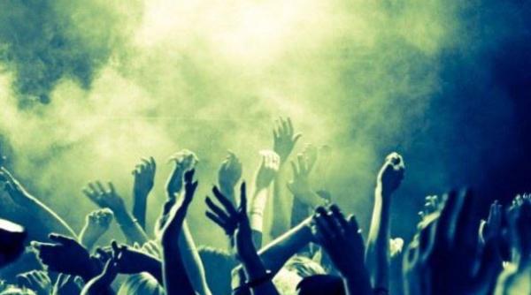 Petrecere cu lăutari şi 150 de români, oprită de jandarmi. S-au împărțit zeci de amenzi