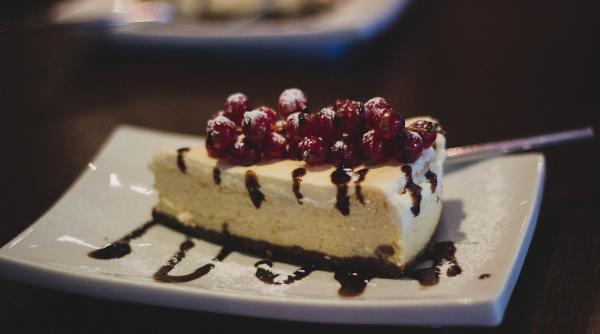 Plăcintă cu brânză din doar 3 ingrediente: Cea mai simplă și delicioasă rețetă