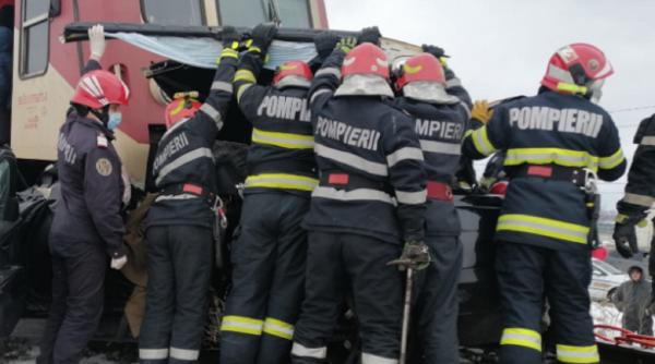 Un tren a lovit un autoturism. Doi români morți