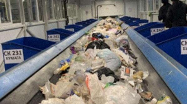 Bebeluş găsit mort, printre gunoaie. Micuțul era pe banda transportoare, într-o fabrică de reciclare din Rusia