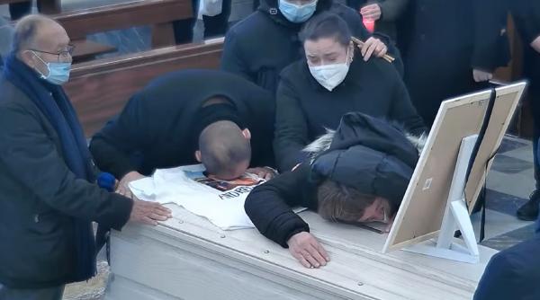 Italia. Andreea, adolescenta româncă ucisă pe un drum, condusă pe ultimul drum (VIDEO)