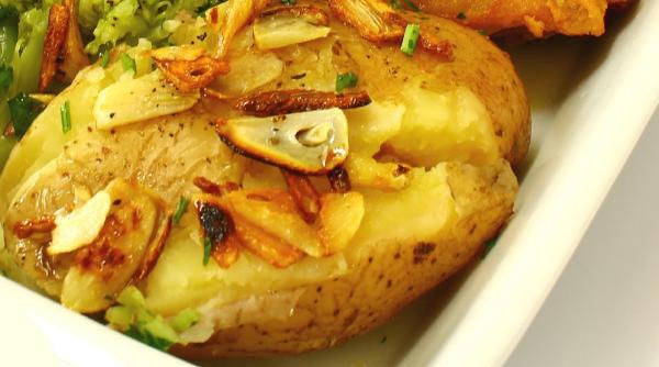 Cartofi copți striviți cu usturoi, extrem de aromați și de savuroși. Rețeta rapidă de care te vei îndrăgosti