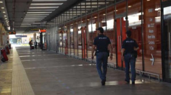 Italia. Român, prins cu droguri în bagaje. A vrut să scape de ele, dar nu a scăpat de vigilența polițiștilor