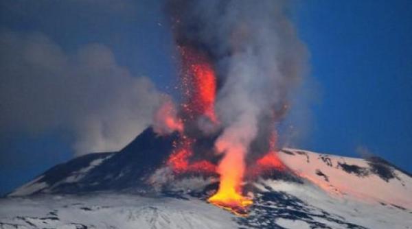 Italia. Sicilia, acoperită de lavă şi cenuşă după erupţia vulcanului Etna; aeroportul din Catania, închis temporar