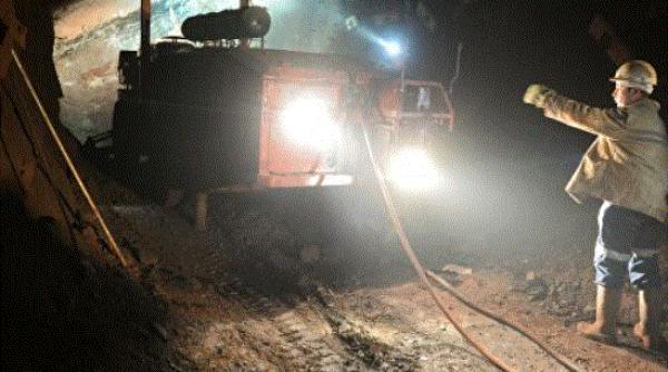 Peste 100 de mineri români de la exploatarea Livezeni refuză să iasă afară.  S-au blocat în subteran din cauza salariilor