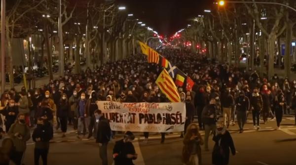 VIDEO - Spania. Mii de oameni în stradă după arestarea unui rapper condamnat pentru insulte aduse monarhiei