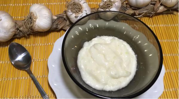 Mujdei de usturoi cremos ca o înghețată. Rețeta ca să-l faci să iasă ca o cremă