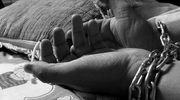 Opt români trimişi în judecată după ce au forţat minore să se prostitueze în ţară şi în străinătate