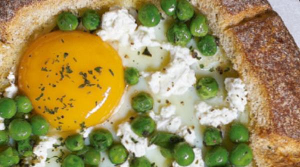 Pâine umplută cu ou și mazăre. Rețeta rapidă și specială pentru cină