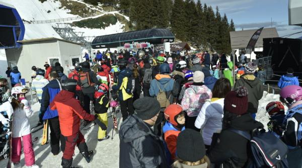 Bugetarii se plâng de "tăieri" de salarii, dar vineri dimineață e AGLOMERAȚIE spre munte. N-ar fi trebuit să fie la muncă? 