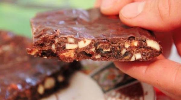 Ciocolată de casă cu nuci și pudra de roșcove. Rețeta unui desert care nu te îngrașă