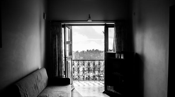 Italia. Singur acasă, un copil român cade de la balcon: Mama, anchetată