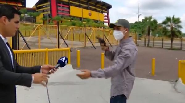 Jurnalist, jefuit în direct, cu un pistol, în timp ce filma (VIDEO)