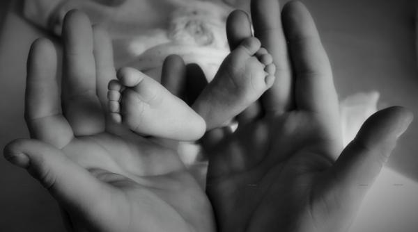 Franţa: Persoane adoptate dar şi părinţi adoptivi cer anchetă: "Falsificare de documente, dosare pierdute, victime ale traficului de copii"