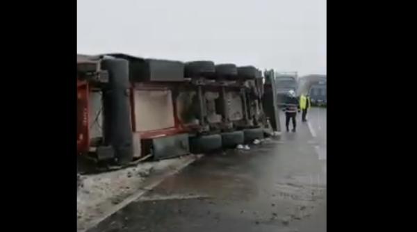 TIR cu ciocolată răsturnat în Suceava - Imagini VIDEO