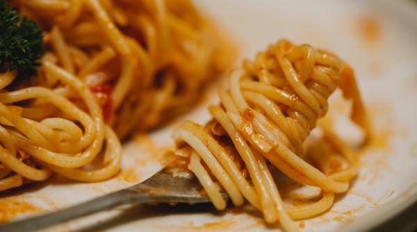 Paste cu iaurt, smântână şi sos de roşii. Reţetă rapidă şi delicioasă de cină