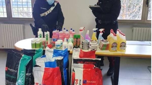 Italia. Un român, ajutat de doi complici, a pus la cale o afacere. Vindeau pe internet bunuri furate de la un depozit 