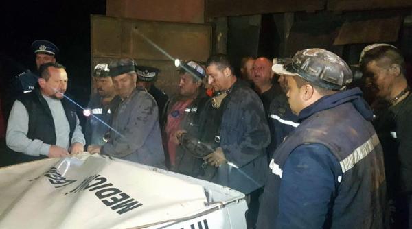 Minerii blocați în subteran la Lupeni au ieșit la suprafață, în uralele oamenilor