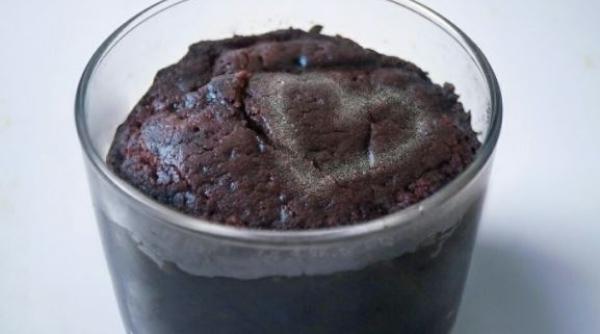 Chec la cană cu cacao și caramel. Rețeta celui mai rapid și delicios desert