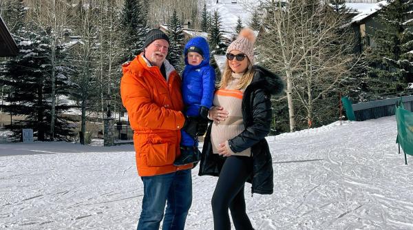 Iasmina, o româncă de 30 de ani și soțul ei - proprietarul Statuii Libertății din SUA, părinți pentru a doua oară