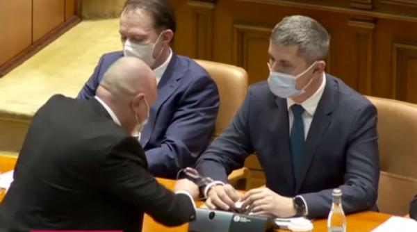 Moment controversat: Dan Barna și-a scăpat ochelarii în Parlament, iar un angajat al Camerei a fost chemat să-i ridice