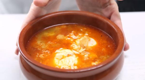 Supă de usturoi sau supă castiliană. Rețeta tradițională spaniolă, o explozie de sănătate și savoare