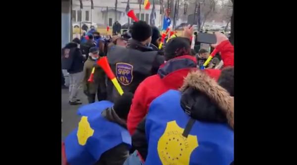 Poliţişti amendaţi de jandarmi la protest: "Au primit ordin să ne gazeze" - VIDEO
