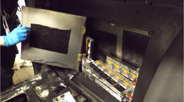 Șofer român, blocat la vamă, în Germania: Avea bancheta „tunată“ și dormea pe mii de țigarete 