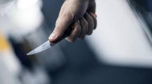 Un român s-a înjunghiat pentru că nevasta nu-i deschidea ușa