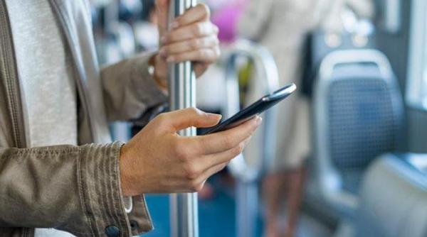 Fără taxe de roaming în UE pentru încă 10 ani. Corina Crețu: „Beneficii pentru românii care se află la muncă în străinătate“