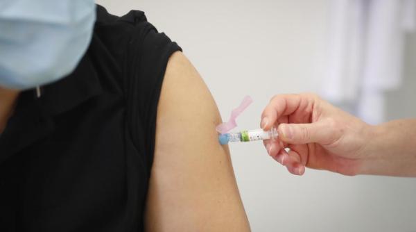 Mafia vaccinurilor. Țările UE acuză că au fost contactate de intermediari pentru 900 de milioane de doze