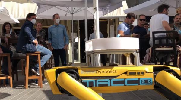 Spania. Chelnerii și barmanii, înlocuiți de roboți în mai multe localuri: „În vreme de pandemie e foarte bine!” (VIDEO)