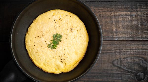 Omletă de cartofi, rețeta uimitoare fără ouă care te va cuceri 