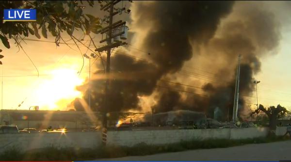 Zeci de autobuze au fost cuprinse de flăcări la periferia unui oraș