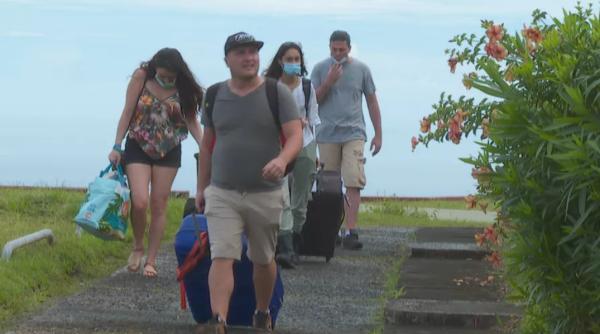 Muncitorii români ținuți în carantină într-un hotel ce fusese închis de 26 de ani, în Polinezia Franceză