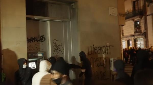 Spania. Bănci jefuite și mașini de poliție arse: Încă o noapte de proteste violente, la Barcelona, după arestarea unui rapper