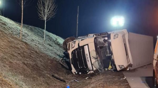 Germania. Șofer român de TIR, la un pas de moarte după ce s-a răsturnat pe o autostradă