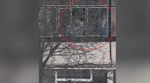 Imagini de la negocierea muncitorilor români sechestrați. Cei doi, legaţi şi ţinuţi pe balcon