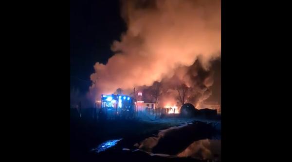 Incendiu violent într-o hală de produse din țiței - pericol de EXPLOZIE! Doi români ARȘI, în stare gravă