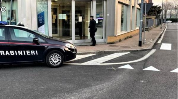 Italia. Un român a atacat o femeie în vârstă la bancomat. A scos o mie de euro și s-a făcut nevăzut