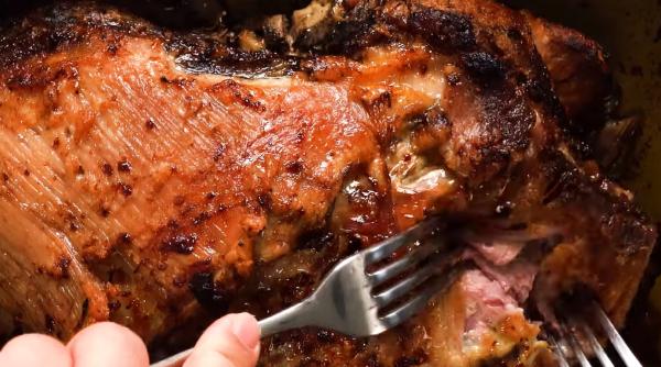 Pulled pork la cuptor. Cea mai ușoară rețetă de friptură fragedă de porc care se topește în gură!