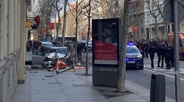 Spania. Un tânăr român a furat o mașină și a provocat un accident rutier. Cinci persoane au fost rănite