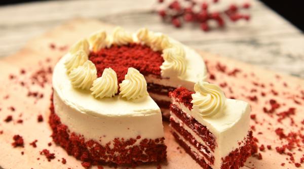 Tort mărţişor de "catifea". Deliciu de primăvară pentru cei dragi