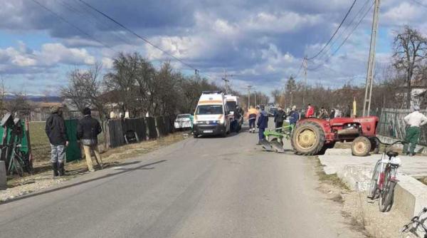Trei români, victime într-un accident. Impact violent între o mașină și un tractor. Utilajul a rănit două persoane pe trotuar