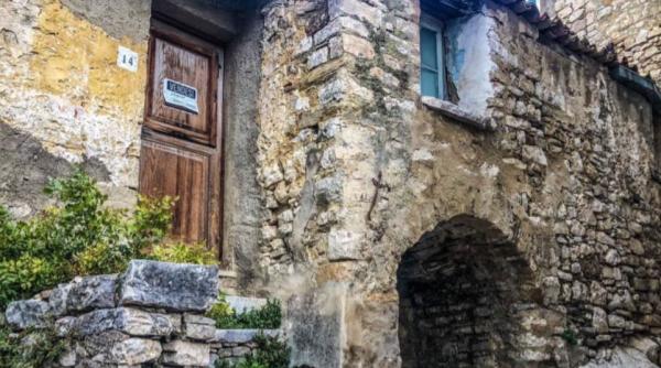 Afacerea caselor vândute cu un euro în Italia: „Sunt atât de supărată și frustrată. Vă rog să nu ne furați casa”