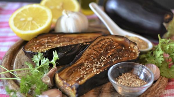 Baba ganoush, salată de vinete arăbească, din doar 5 ingrediente: O savoare de neegalat pe care neapărat trebuie să o încerci