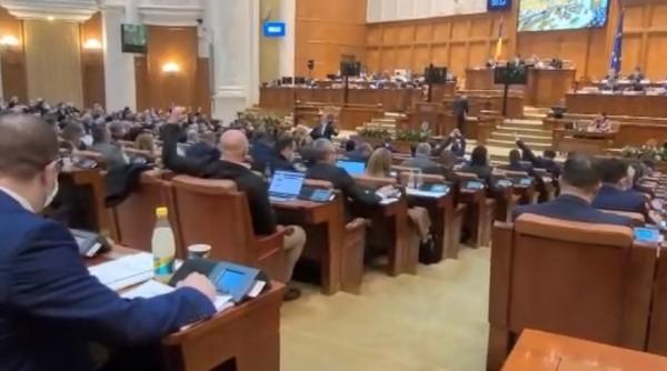 Parlamentarii AUR și PSD, prinși în timp ce votau „la două mâini”. Ce explicații au dat (VIDEO)