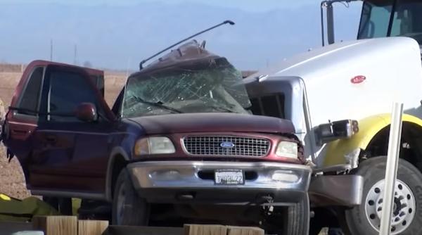 VIDEO - SUA. Accident cu 15 morţi după ciocnirea dintre un camion şi o maşină. Erau 27 de oameni într-un vehicul cu opt locuri